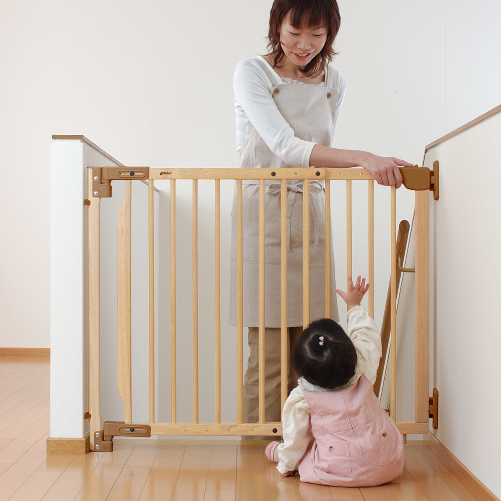 ベビーゲート 階段の上でも使える 木のバリアフリーゲート オートクローズ 階段の上でも使える木のバリアフリーゲート | リッチェル公式ウェブ